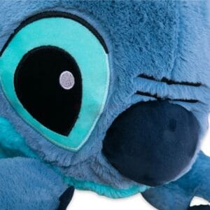 Zoom sur les yeux brodés et la qualité des coutures de la peluche Stitch 80cm