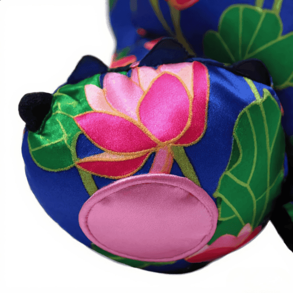 zoom patte Peluche Stitch Mulan