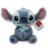 Peluche Stitch 100 Ans officielle Disney, 20cm, tenant sa poupée Scrump et montrant le logo Disney 100 brodé.