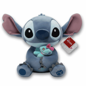 Peluche Stitch 100 Ans officielle Disney, 20cm, tenant sa poupée Scrump et montrant le logo Disney 100 brodé.