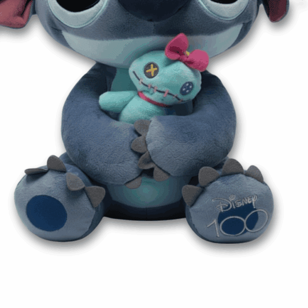 zoom sur les pattes de la Peluche Stitch 100 Ans officielle Disney, 20cm