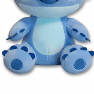 Zoom sur les pattes Peluche Stitch Bleu