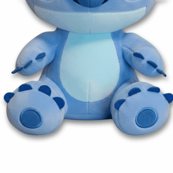 Zoom sur les pattes Peluche Stitch Bleu