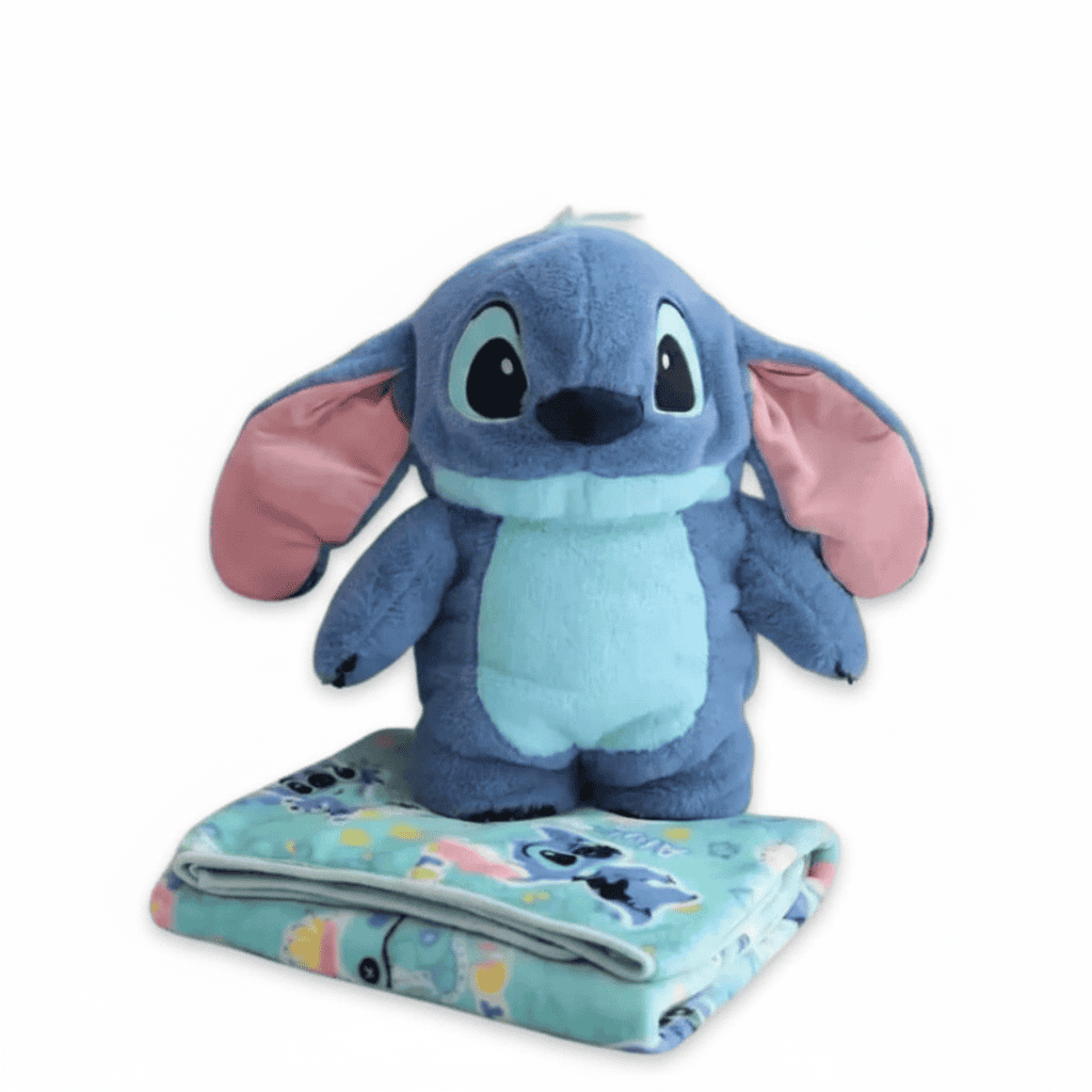 Set peluche Stitch 50cm officielle Disney avec sa couverture (plaid) assortie, debout sur la couverture pliée.