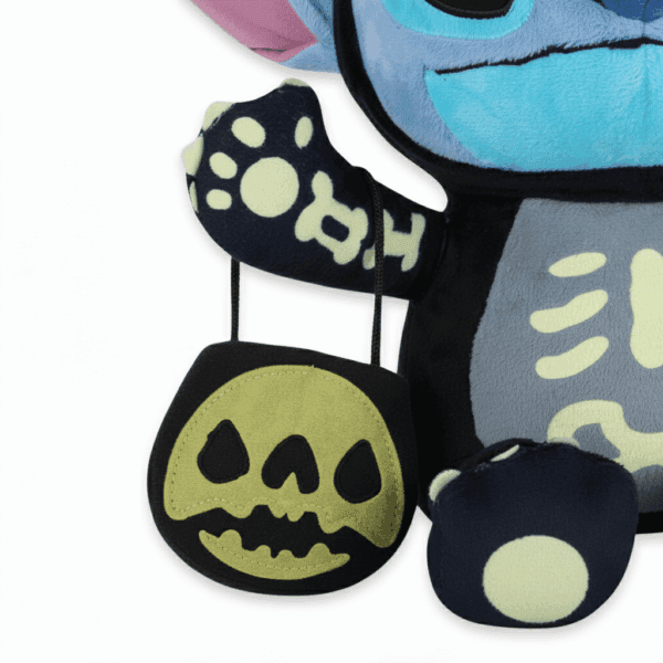 zoom sac et details peluche stitch squelette