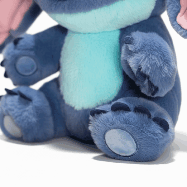 zoom sur les pattes peluche stitch douce 35cm